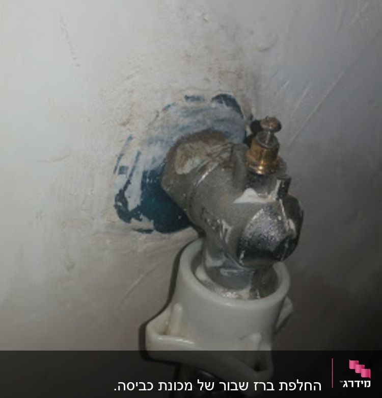 ברז מים מותקן על קיר עם חיבור פלסטיק
